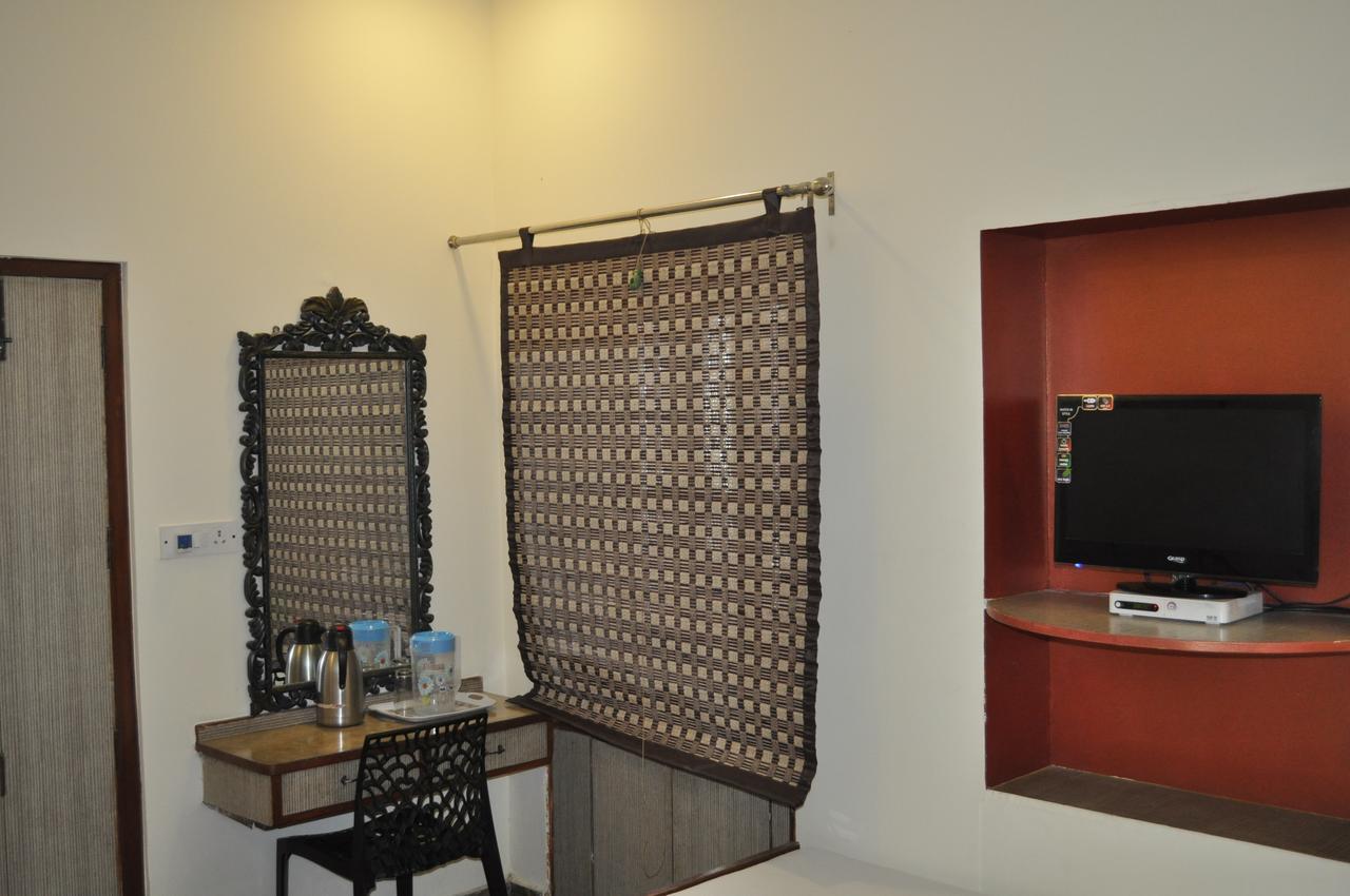 Hotel Kabli Nuova Delhi Esterno foto