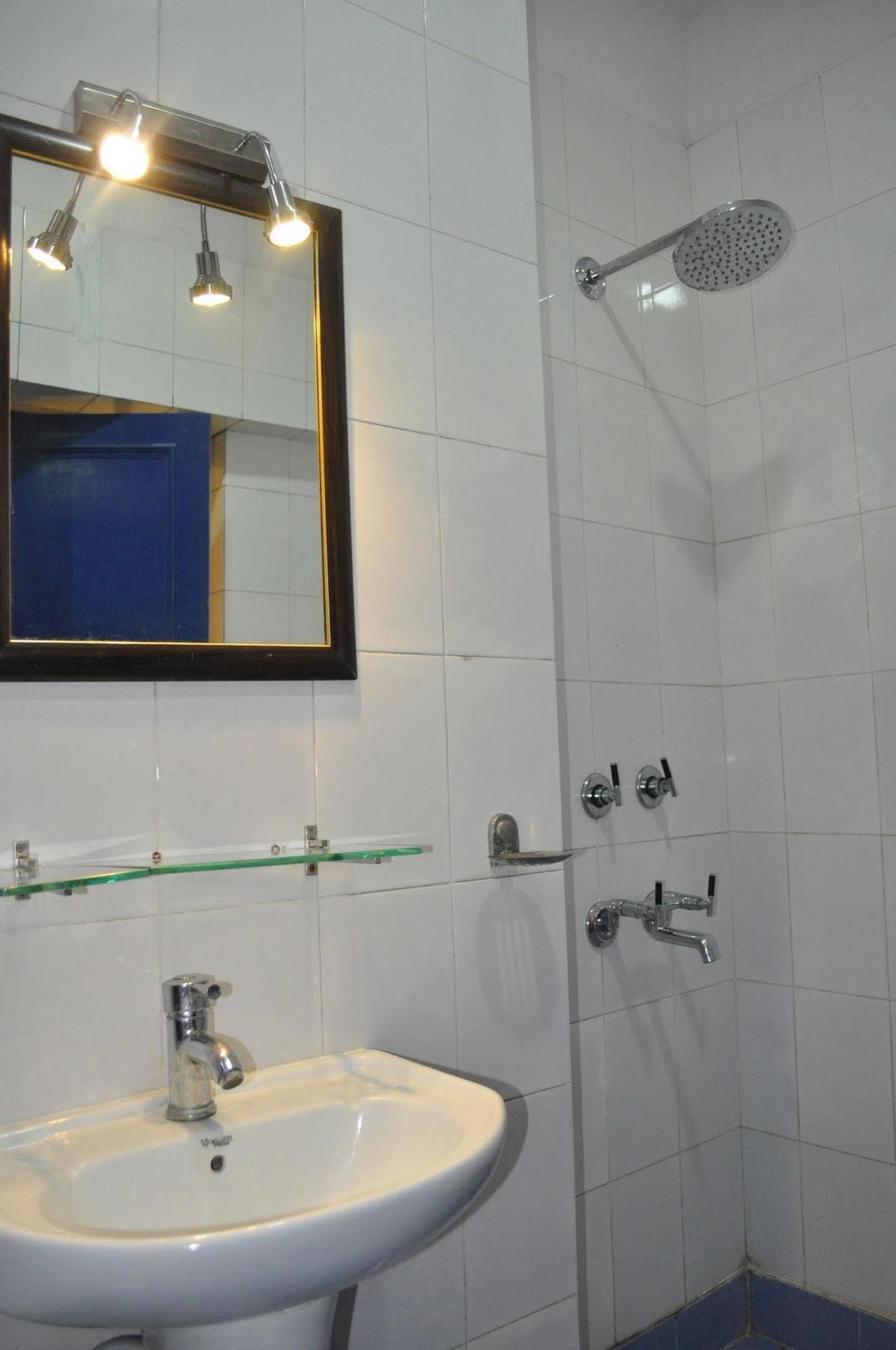Hotel Kabli Nuova Delhi Esterno foto