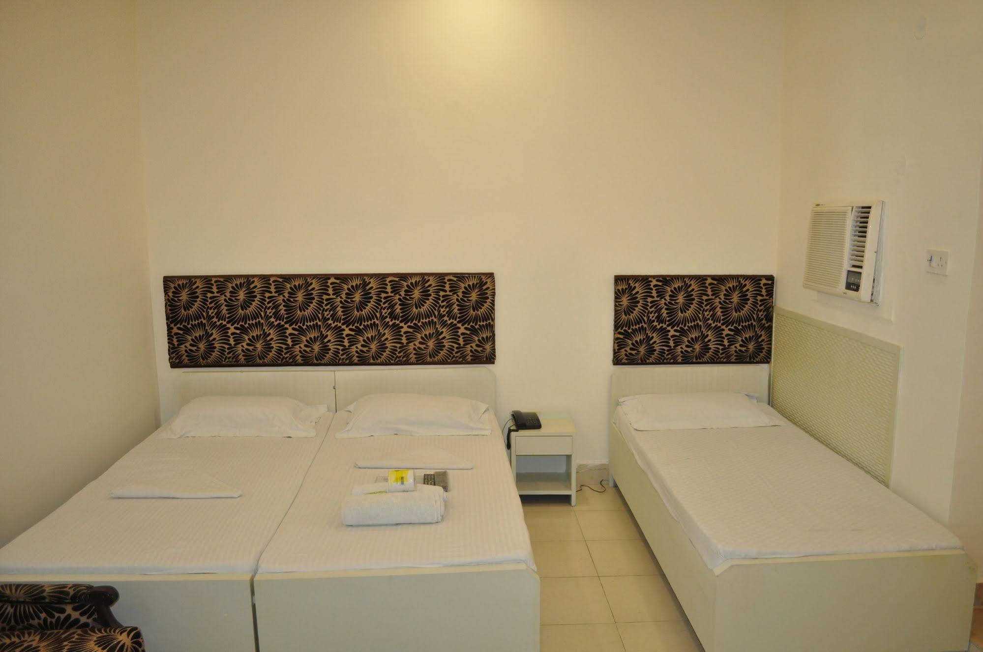 Hotel Kabli Nuova Delhi Esterno foto