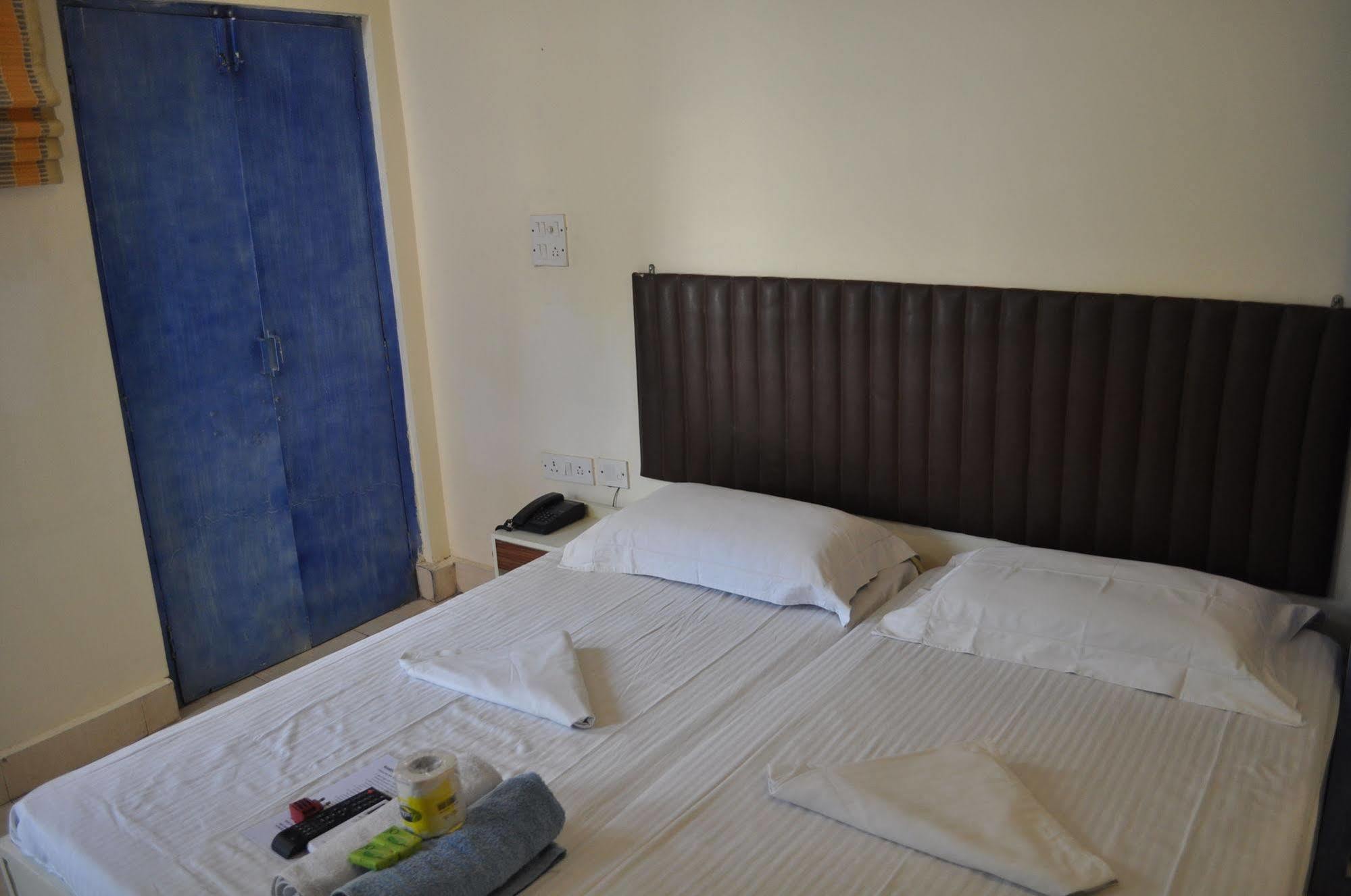 Hotel Kabli Nuova Delhi Esterno foto