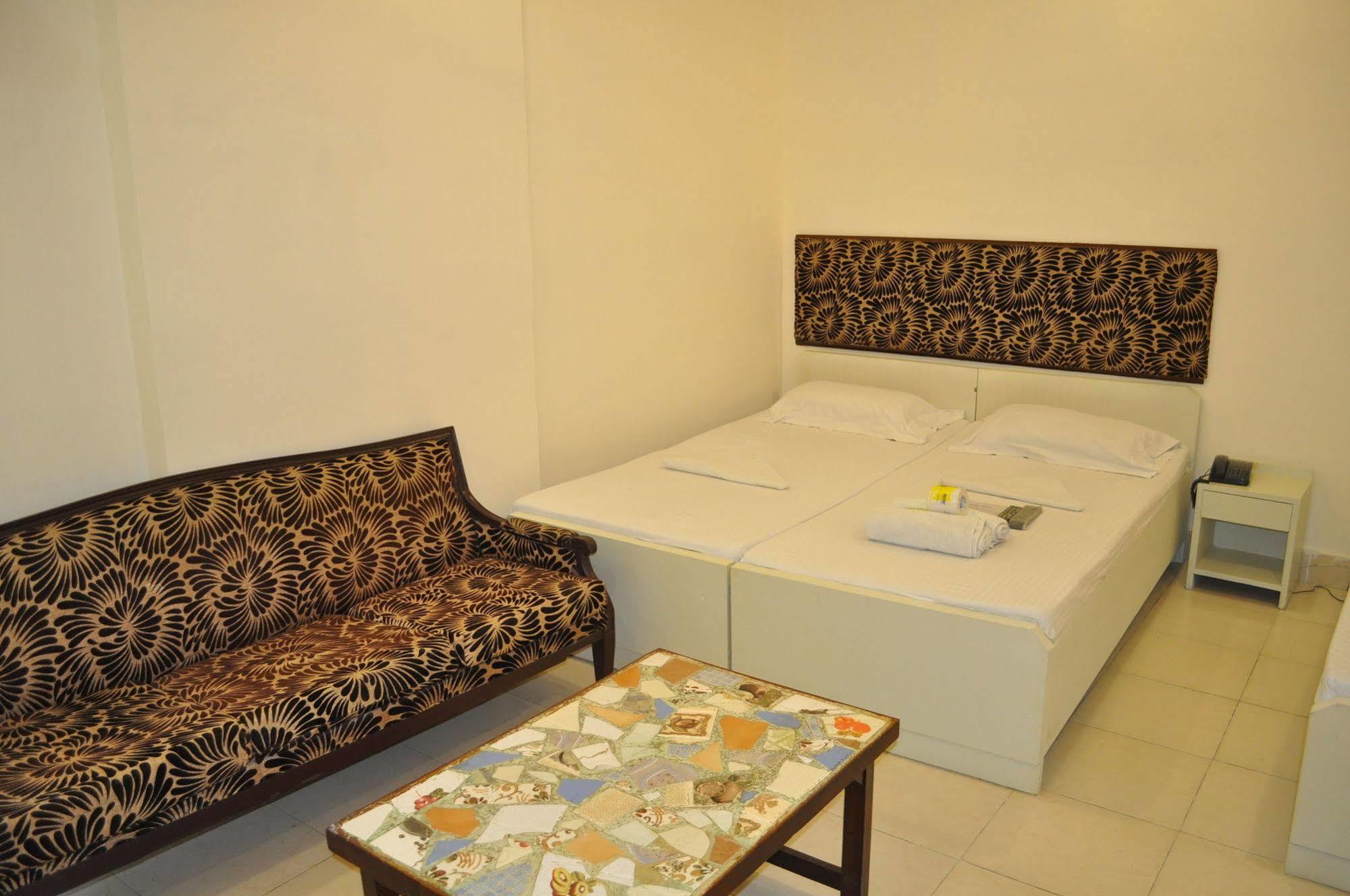 Hotel Kabli Nuova Delhi Esterno foto