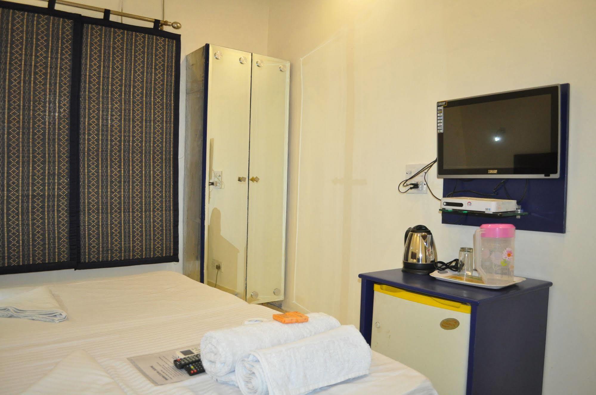 Hotel Kabli Nuova Delhi Esterno foto