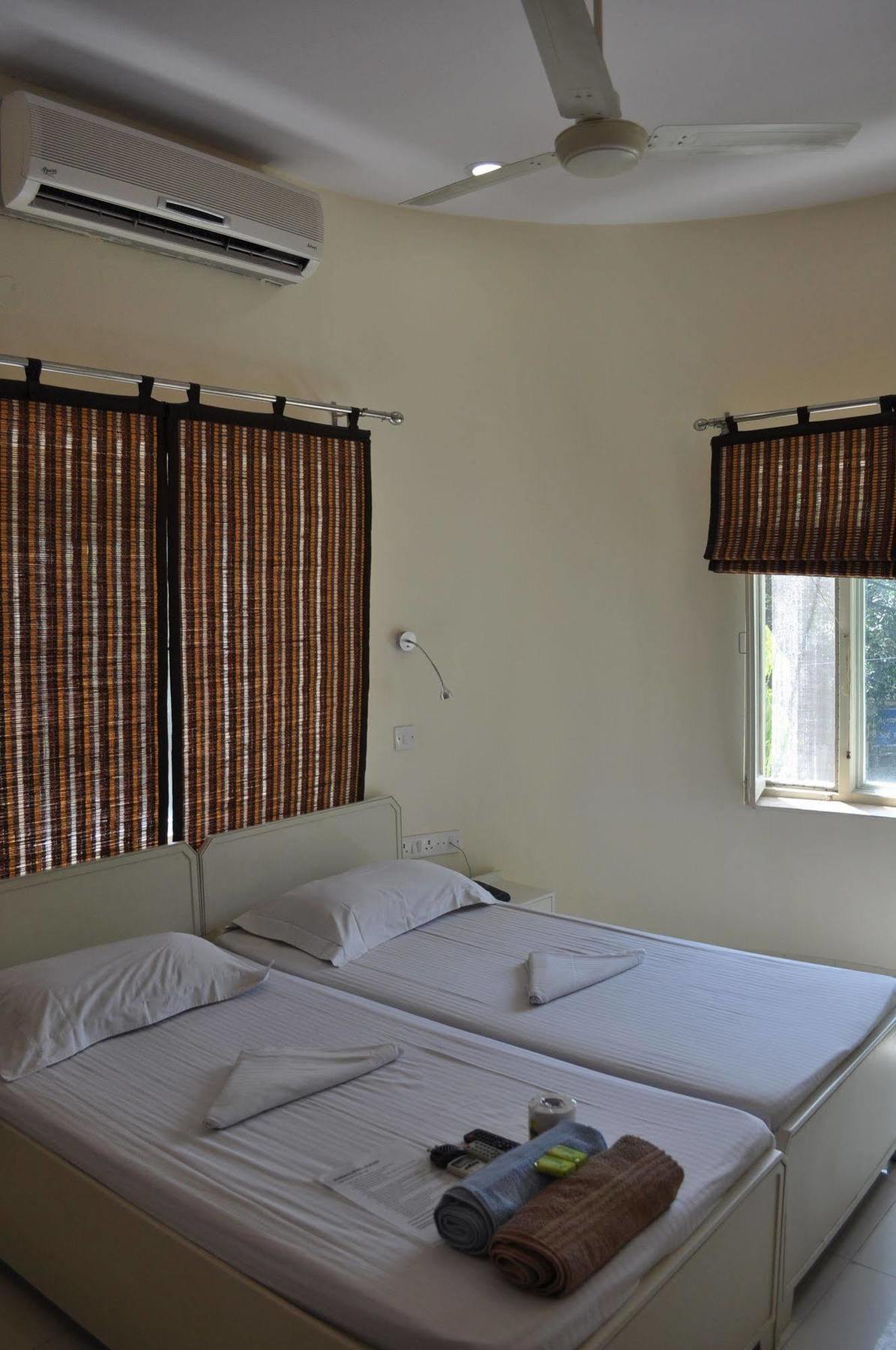 Hotel Kabli Nuova Delhi Esterno foto